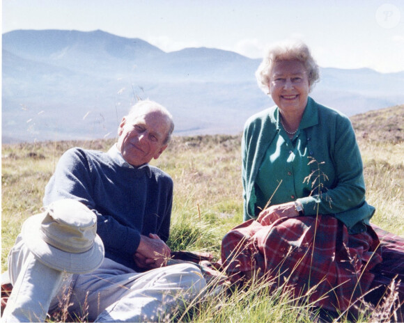 La reine Elisabeth II d'Angleterre et le prince Philip, duc d'Edimbourg, en vacances au sommet des Coyles de Muick près de Balmoral, Ecosse, Royaume-Uni, en 2003. Photo prise par Sophie de Wessex, l'épouse du prince Edward.