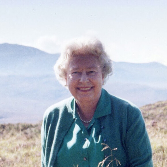 La reine Elisabeth II d'Angleterre et le prince Philip, duc d'Edimbourg, en vacances au sommet des Coyles de Muick près de Balmoral, Ecosse, Royaume-Uni, en 2003. Photo prise par Sophie de Wessex, l'épouse du prince Edward.