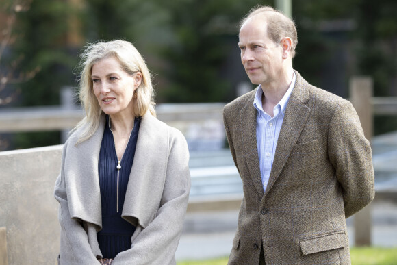 Le prince Edward, comte de Wessex, et Sophie Rhys-Jones, comtesse de Wessex, lors de leur visite à l'hôpital Frimley Park dans le cadre de la Journée internationale des infirmières, à Frimley, Royaume Uni, le 12 mai 2021.