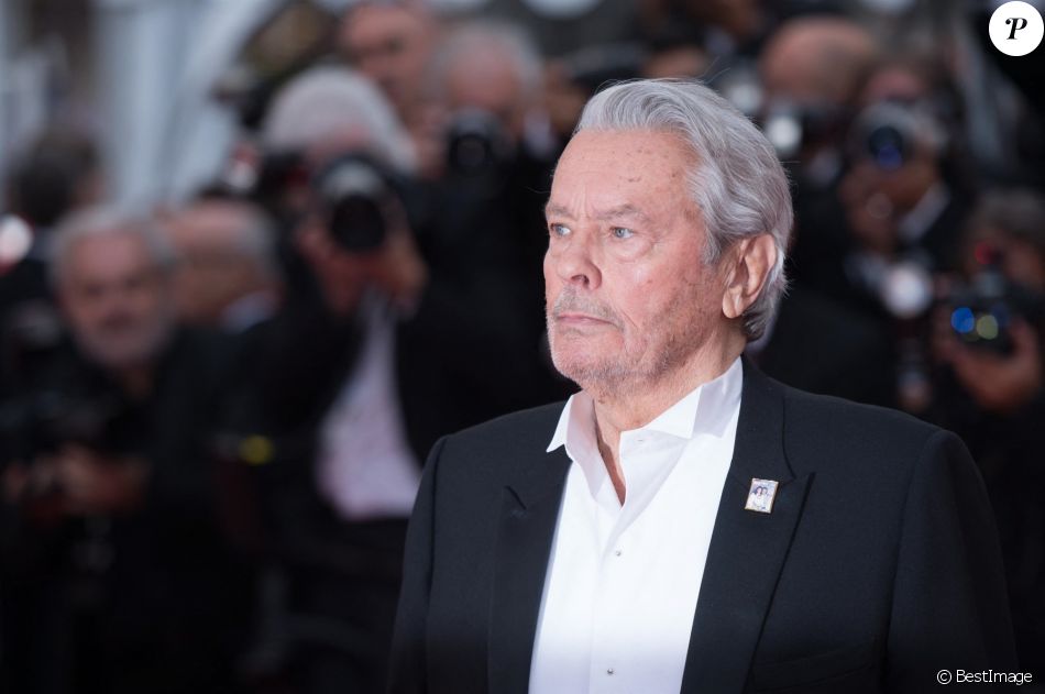 Alain Delon (Palme d'Or d'Honneur du 72ème festival de Cannes avec un badge Paris Match d'une ancienne couverture du magazine titrant "Alain Delon, mes deux amours, Rosalie et Anouchka) - Montée des marches du film "A Hidden Life" lors du 72ème Festival International du Film de Cannes. Le 19 mai 2019