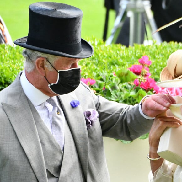 Le prince Charles, prince de Galles, et Camilla Parker Bowles, duchesse de Cornouailles, assistent à la prestigieuse course hippique "Royal Ascot", à Ascot, Royaume Uni, le 16 juin 2021.