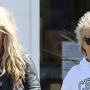 Rod Stewart et Penny Lancaster se promènent main dans la main à Beverly Hills, le 14 mars 2020.