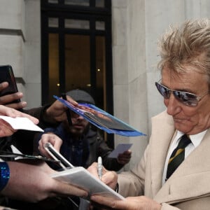 Rod Stewart signe des autographes à la sortie de la radio BBC 2 à Londres, le 11 novembre 2019.