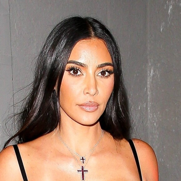 Kim Kardashian porte un pantalon en cuir noir et un top à motif "serpent" rouge pour un dîner au restaurant à Los Angeles, le 17 avril 2021. 