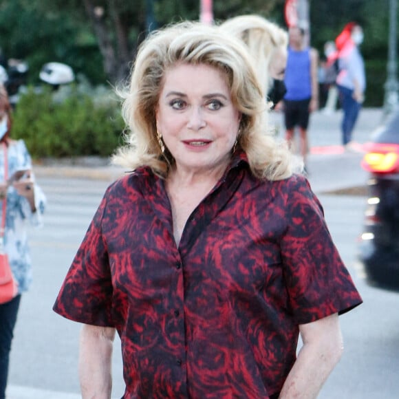 Catherine Deneuve - Arrivées au défilé de mode Dior Cruise au stade Panathenaic à Athènes.  © Aristidis Vafeiadakis / Zuma Press / Bestimage