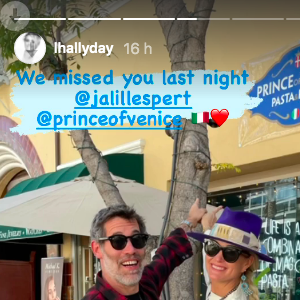 Laeticia Hallyday et Jalil Lespert posent devant le restaurant le Prince de Venice, tenu par leur ami le prince Emmanuel Philibert de Savoie, à Los Angeles. Sur Instagram le 17 juin 2021.