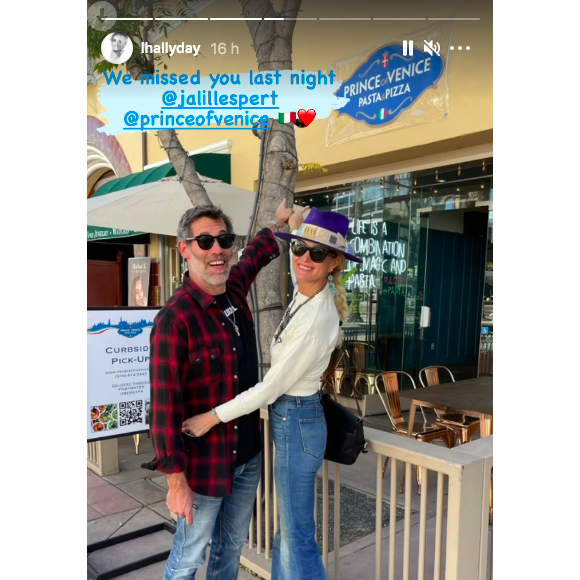 Laeticia Hallyday et Jalil Lespert posent devant le restaurant le Prince de Venice, tenu par leur ami le prince Emmanuel Philibert de Savoie, à Los Angeles. Sur Instagram le 17 juin 2021.