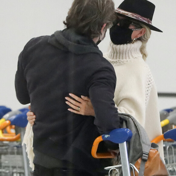 Exclusif - Laeticia Hallyday et son compagnon Jalil Lespert arrivent à l'aéroport de Roissy-Charles-de-Gaulle à Paris en provenance de Rome après un week-end en amoureux, le 2 novembre 2020.