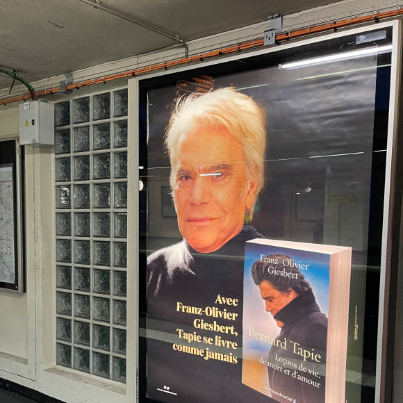 Illustrations de la promotion dans le métro à Paris, pour le livre de Franz-Olivier Giesbert "Bernard Tapie, Leçons de vie, de mort et d'amour" aux Editions "Les presses de la cité". Le 16 juin 2021 © Christophe Clovis / Bestimage