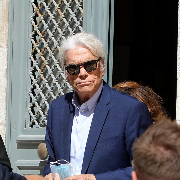 Bernard Tapie - Mariage civil de Sophie Tapie et Jean-Mathieu Marinetti à la mairie de Saint-Tropez en présence de leurs parents et de la famille le 20 août 2020. 