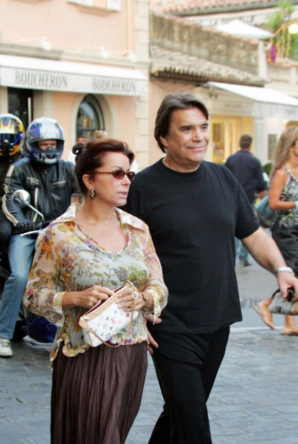 Bernard Tapie et sa femme Dominique à Saint-Tropez le 19 juillet 2004. 
