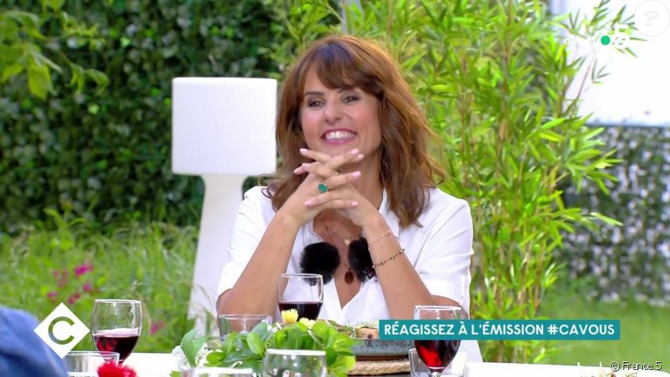 Faustine Bollaert sur le plateau de C à Vous, la suite, pour présenter son magazine Entre Nous .