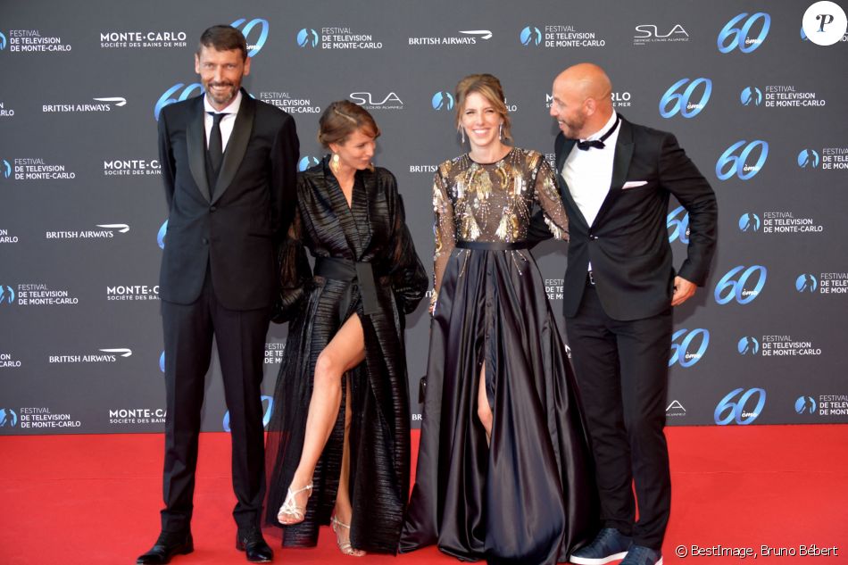 Laurent Kerusoré, Élodie Varlet, Léa François (longue robe fenfu en satin noir rebrodée au buste Christophe Guillarmé, boucles d'oreilles Helena Joy Paris et pochette Carmen Steffens) et David Bàn lors de la soirée d'ouverture du 60ème Festival de Télévision de Monte-Carlo au Grimaldi Forum à Monaco, le 18 juin 2021. Créé en 1961 par le Prince Rainier III de Monaco, le Festival de Télévision de Monte-Carlo présente, depuis plus d'un demi-siècle, les tendances du petit écran et anticipe les révolutions du secteur. © Bruno Bébert/Bestimage