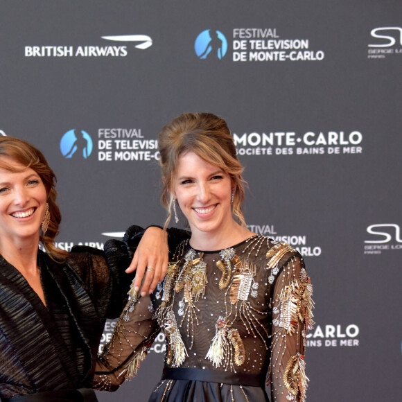 Élodie Varlet et Léa François (longue robe fenfu en satin noir rebrodée au buste Christophe Guillarmé, boucles d'oreilles Helena Joy Paris et pochette Carmen Steffens) lors de la soirée d'ouverture du 60ème Festival de Télévision de Monte-Carlo au Grimaldi Forum à Monaco, le 18 juin 2021. Créé en 1961 par le Prince Rainier III de Monaco, le Festival de Télévision de Monte-Carlo présente, depuis plus d'un demi-siècle, les tendances du petit écran et anticipe les révolutions du secteur. © Bruno Bébert/Bestimage
