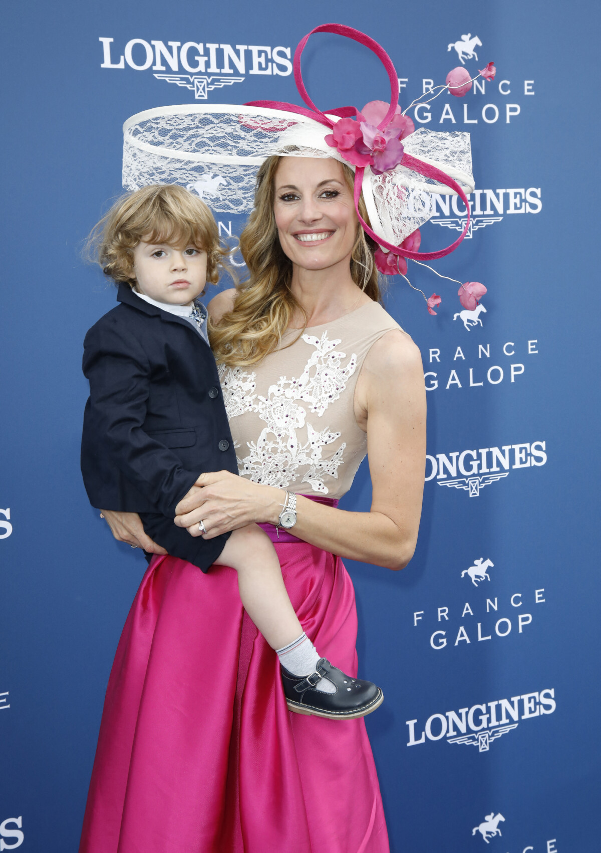 Photo : Sophie Thalmann (robe Christophe Guillarmé) et son fils Robin