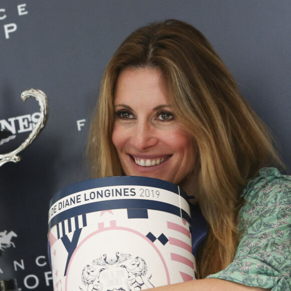 Sophie Thalmann (Miss France 1998) et Marine Costabadie (présentatrice de la chaîne Equidia) lors de la conférence de presse du Prix de Diane Longines à Paris, France, le 16 mai 2019. 