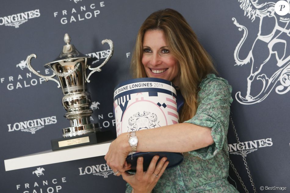 Sophie Thalmann (Miss France 1998) et Marine Costabadie (présentatrice de la chaîne Equidia) lors de la conférence de presse du Prix de Diane Longines à Paris, France, le 16 mai 2019.