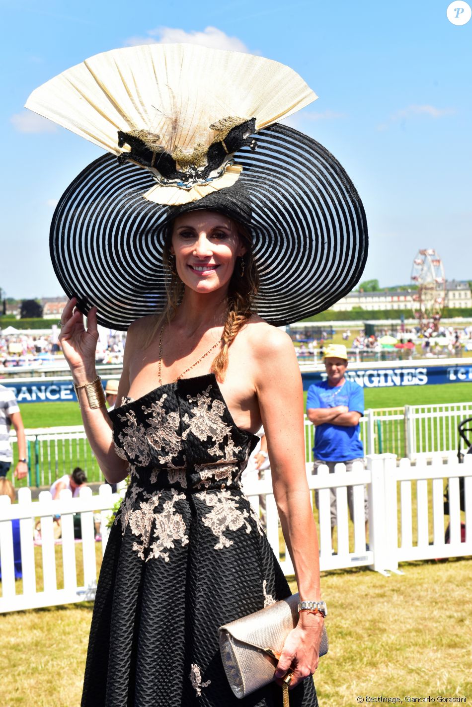 Sophie Thalmann en robe C. Guillarmé (Miss France 1998) - 168ème Prix de Diane Longines à l'hippodrome de Chantilly, France, le 18 juin 2017. © Giancarlo Gorassini/Bestimage