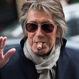 Jacques Dutronc, qui sera ce soir à Bercy pour le concert "Les Vieilles Canailles", à la sortie de l'hôtel de Sers à Paris le 5 novembre 2014