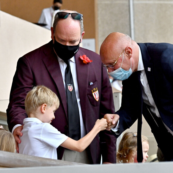 Le prince Albert II de Monaco, son fils le prince héréditaire Jacques et Bernard Laporte durant la dernière journée du World Rugby Sevens Repechage tournament qui se déroule au Stade Louis II le 20 juin 2021. Cette compétition est organisée par la Fédération Monégasque de Rugby (FMR), dont le président est Gareth Wittstock, le frère de la Princesse Charlene de Monaco. © Bruno Bebert/Bestimage
