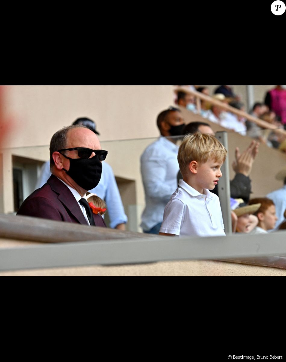 Le prince Albert II de Monaco et son fils le prince héréditaire Jacques durant la dernière journée du World Rugby Sevens Repechage tournament qui se déroule au Stade Louis II le 20 juin 2021. Cette compétition est organisée par la Fédération Monégasque de Rugby (FMR), dont le président est Gareth Wittstock, le frère de la Princesse Charlene de Monaco. © Bruno Bebert/Bestimage