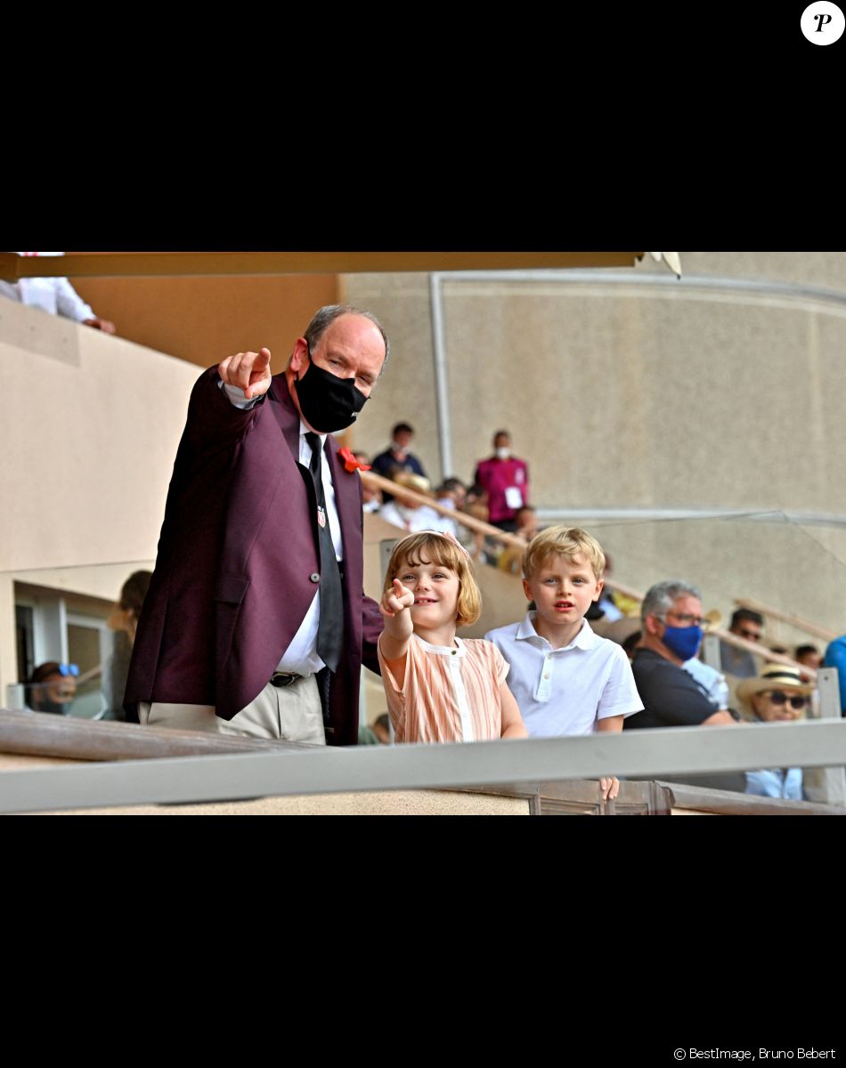 Le prince Albert II de Monaco et ses enfants Jacques et Gabriella durant la dernière journée du World Rugby Sevens Repechage tournament qui se déroule au Stade Louis II le 20 juin 2021. Cette compétition est organisée par la Fédération Monégasque de Rugby (FMR), dont le président est Gareth Wittstock, le frère de la Princesse Charlene de Monaco. © Bruno Bebert/Bestimage