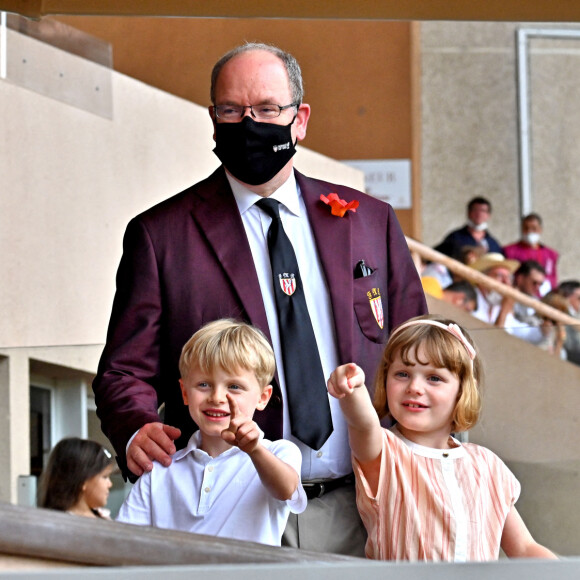 Le prince Albert II de Monaco et ses enfants Jacques et Gabriella durant la dernière journée du World Rugby Sevens Repechage tournament qui se déroule au Stade Louis II. © Bruno Bebert/Bestimage