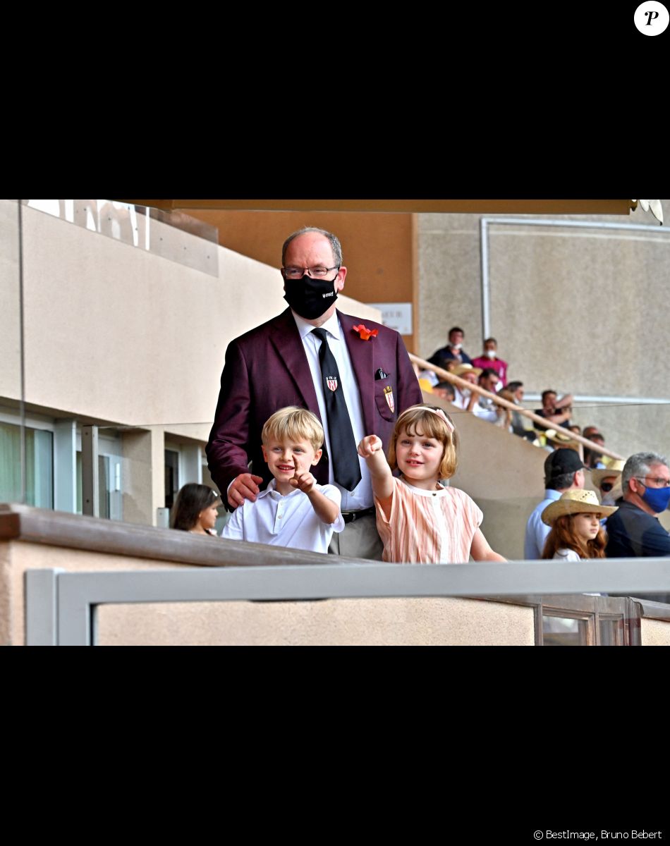 Le prince Albert II de Monaco et ses enfants Jacques et Gabriella durant la dernière journée du World Rugby Sevens Repechage tournament qui se déroule au Stade Louis II. © Bruno Bebert/Bestimage