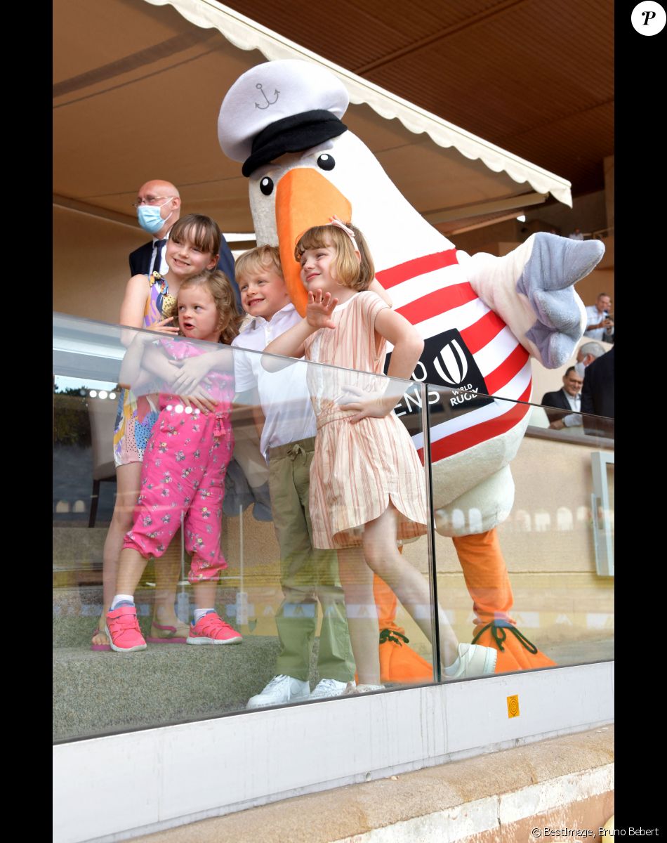 Kaia Rose et Bodie, les enfants de Gareth Wittstock, le prince héréditaire Jacques, sa soeur, la princesse Gabriella et Bernard Laporte durant la dernière journée du World Rugby Sevens Repechage tournament qui se déroule au Stade Louis II le 20 juin 2021. Cette compétition est organisée par la Fédération Monégasque de Rugby (FMR), dont le président est Gareth Wittstock, le frère de la Princesse Charlene de Monaco. © Bruno Bebert/Bestimage