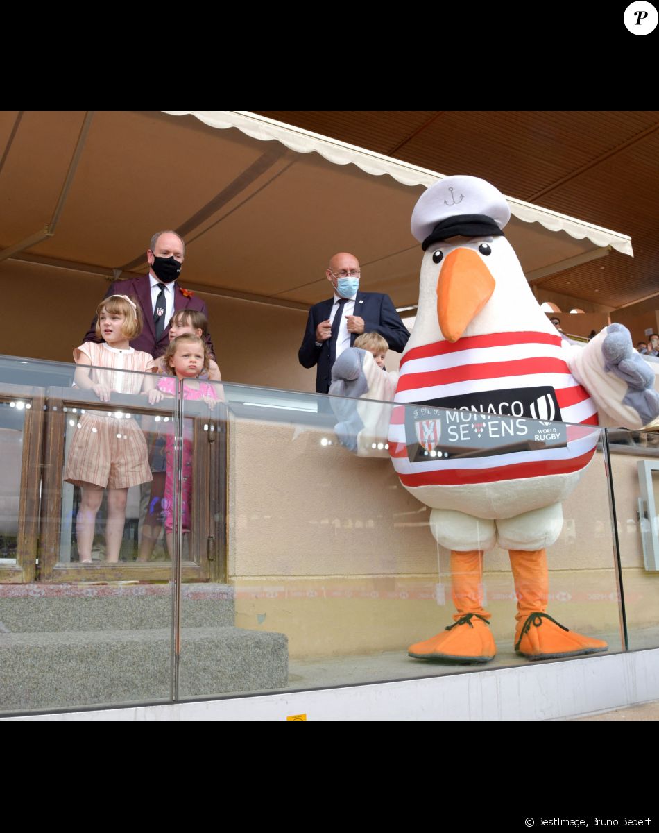 Le prince Albert II de Monaco, la princesse Gabriella, le prince héréditaire Jacques, leurs cousines, Bodie et Kaia Rose, les enfants de Gareth Wittstock, et Bernard Laporte durant la dernière journée du World Rugby Sevens Repechage tournament qui se déroule au Stade Louis II le 20 juin 2021. Cette compétition est organisée par la Fédération Monégasque de Rugby (FMR), dont le président est Gareth Wittstock, le frère de la Princesse Charlene de Monaco. © Bruno Bebert/Bestimage
