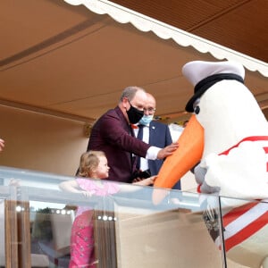 Le prince Albert II de Monaco, la princesse Gabriella, le prince héréditaire Jacques, leur cousine, Bodie, la fille de Gareth Wittstock, et Bernard Laporte durant la dernière journée du World Rugby Sevens Repechage tournament qui se déroule au Stade Louis II le 20 juin 2021. Cette compétition est organisée par la Fédération Monégasque de Rugby (FMR), dont le président est Gareth Wittstock, le frère de la Princesse Charlene de Monaco. © Bruno Bebert/Bestimage