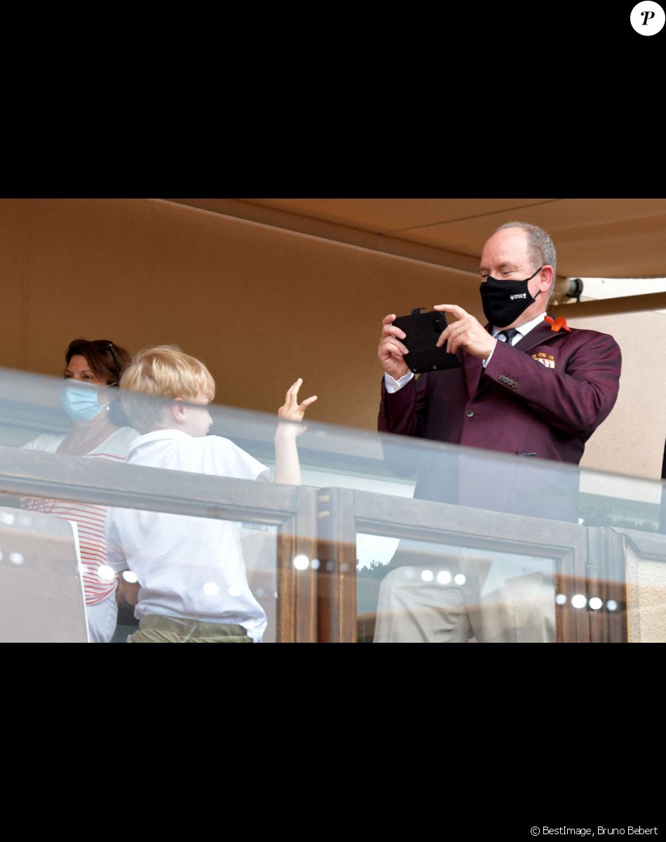 Le prince Albert II de Monaco et son fils le prince héréditaire Jacques et Bernard Laporte durant la dernière journée du World Rugby Sevens Repechage tournament qui se déroule au Stade Louis II le 20 juin 2021. Cette compétition est organisée par la Fédération Monégasque de Rugby (FMR), dont le président est Gareth Wittstock, le frère de la Princesse Charlene de Monaco. © Bruno Bebert/Bestimage