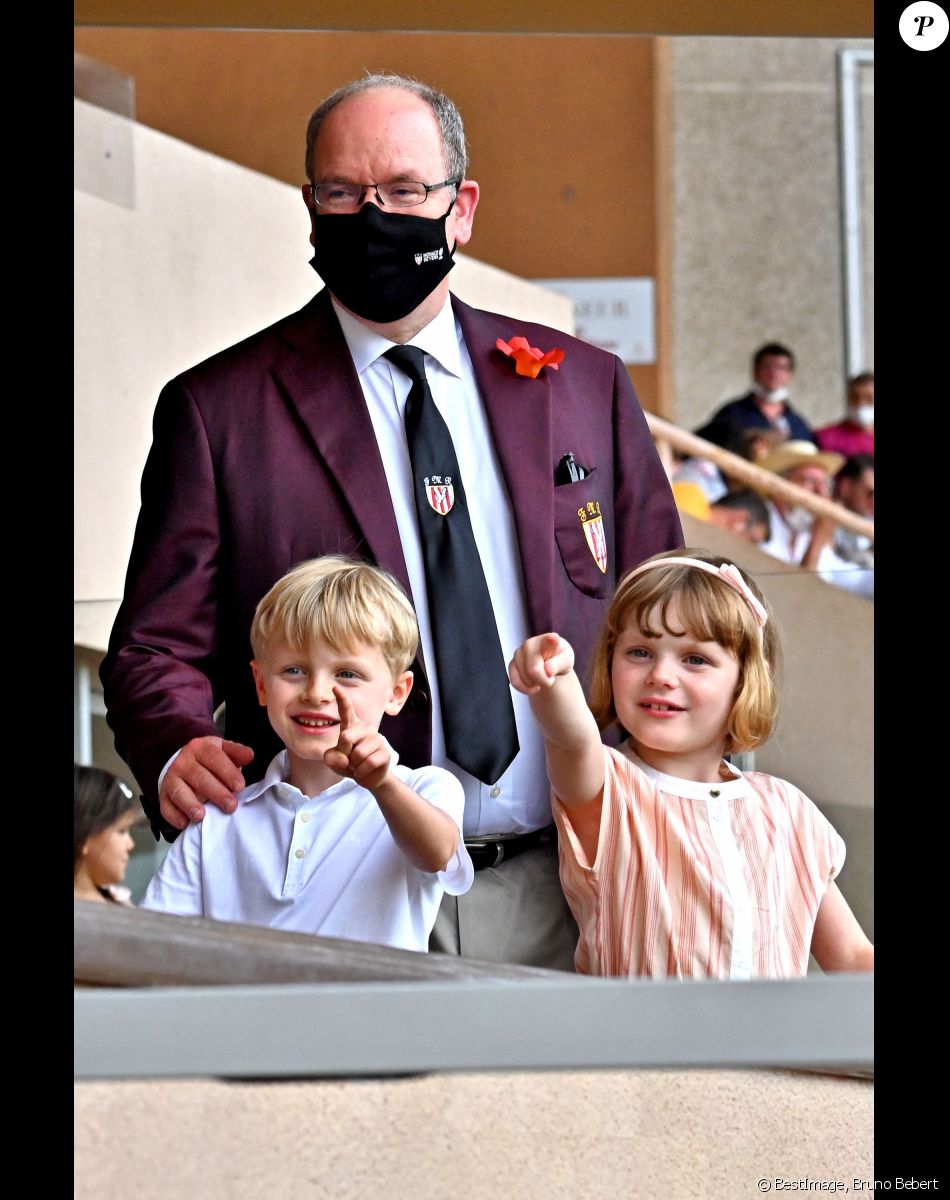 Le prince Albert II de Monaco et ses enfants Jacques et Gabriella durant la dernière journée du World Rugby Sevens Repechage tournament qui se déroule au Stade Louis II le 20 juin 2021. Cette compétition est organisée par la Fédération Monégasque de Rugby (FMR), dont le président est Gareth Wittstock, le frère de la Princesse Charlene de Monaco. © Bruno Bebert/Bestimage