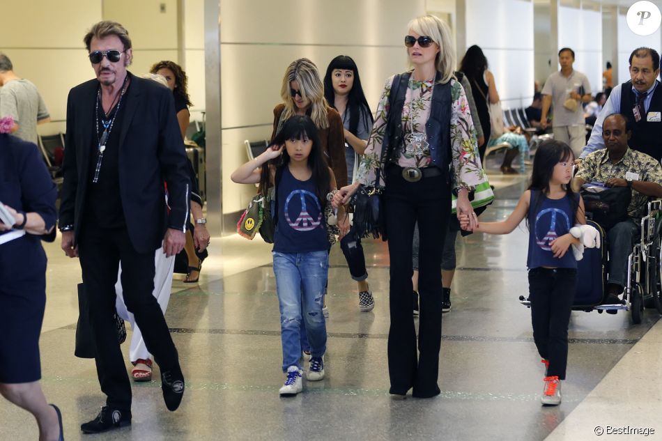 Johnny Hallyday avec sa femme Laeticia, leurs filles Jade et Joy et la grand-mère de Laeticia Elyette Boudou quittent Los Angeles pour Paris le 25 juin 2015.
