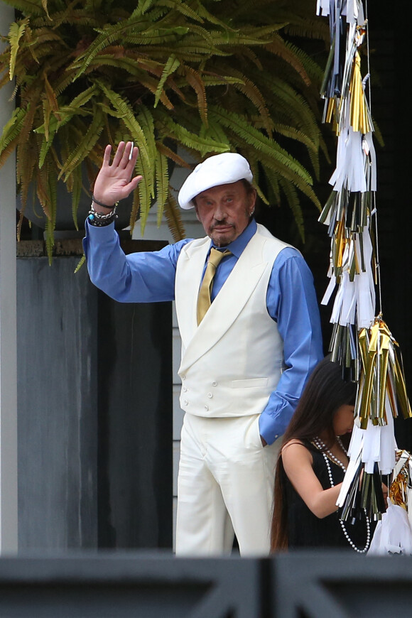 Exclusif - Johnny Hallyday habillé en Gatsby le Magnifique depuis sa maison de Pacific Palissade le 13 juin 2015.