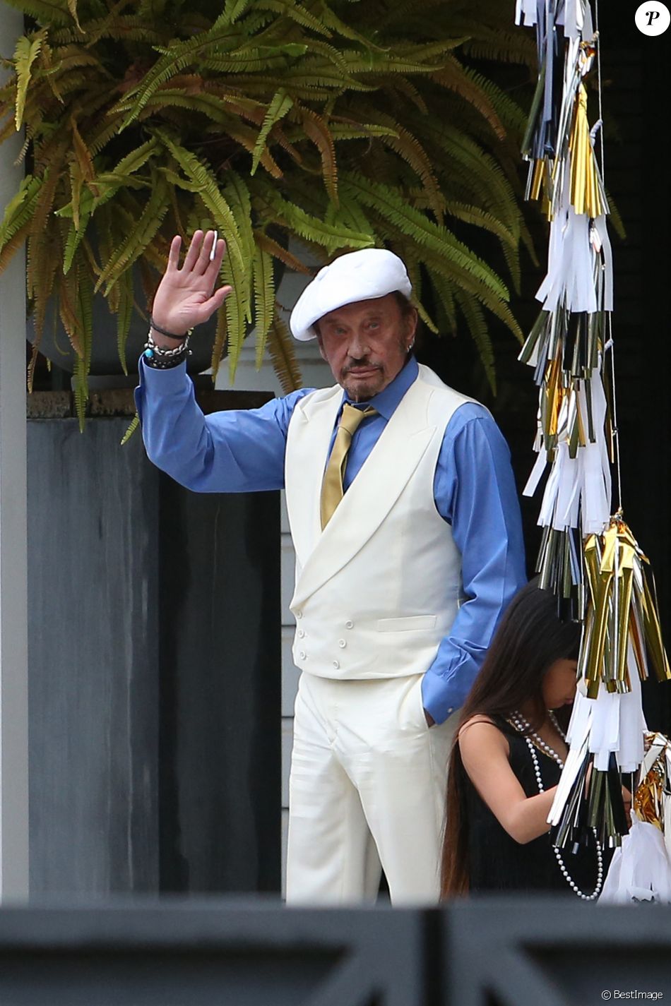 Exclusif - Johnny Hallyday habillé en Gatsby le Magnifique depuis sa maison de Pacific Palissade le 13 juin 2015.