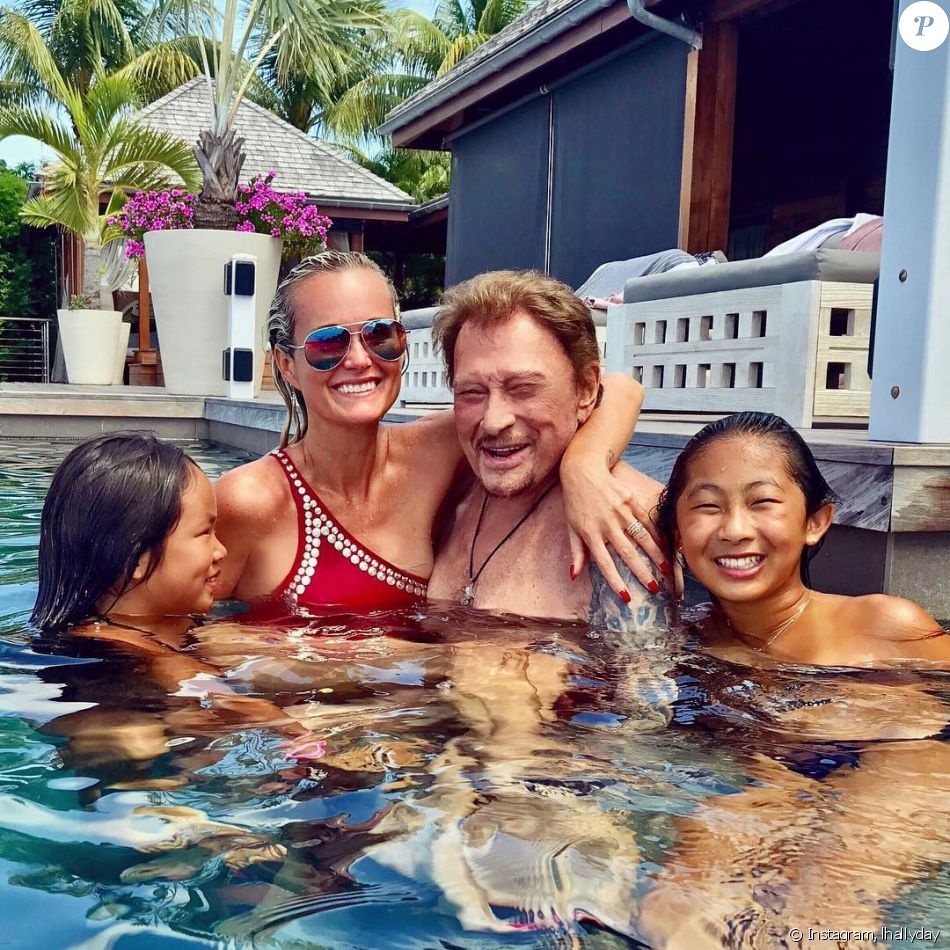 Johnny et Laeticia Hallyday avec leurs filles Jade et Joy sur Instagram, quatre mois avant la mort du rockeur.