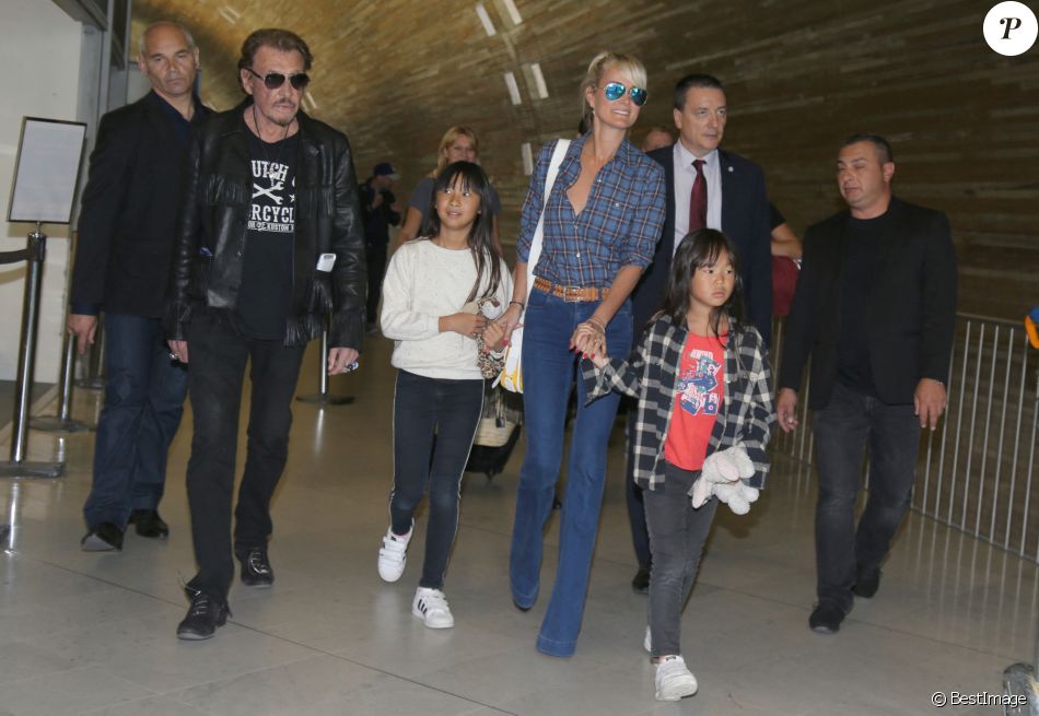 Exclusif - Johnny Hallyday repart en famille avec sa femme Laeticia, ses filles Jade et Joy et Elyette, la grand-mère de Laeticia à Saint-Barthélemy de l'aéroport Roissy Charles de Gaulle le 27 juillet 2016.