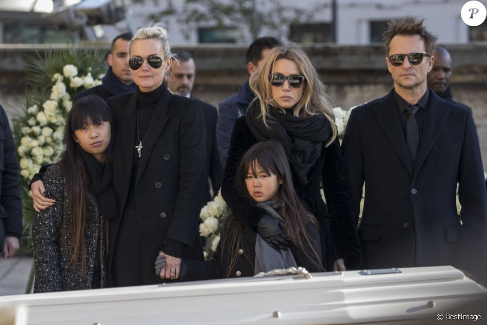 Laeticia Hallyday, ses filles Jade et Joy, Laura Smet et David Hallyday devant le cercueil de Johnny Hallyday - Arrivées des personnalités en l'église de La Madeleine pour les obsèques de Johnny Hallyday à Paris. Le 9 décembre 2017