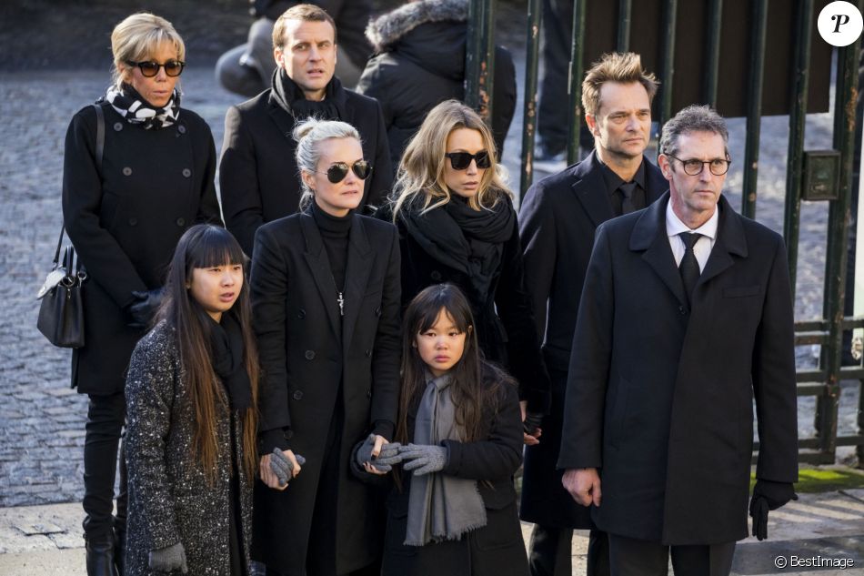 Laeticia Hallyday, ses filles Jade et Joy, Laura Smet et David Hallyday et Brigitte Macron (Trogneux) et le président de la république Emmanuel Macron - Arrivées des personnalités en l'église de La Madeleine pour les obsèques de Johnny Hallyday à Paris. Le 9 décembre 2017