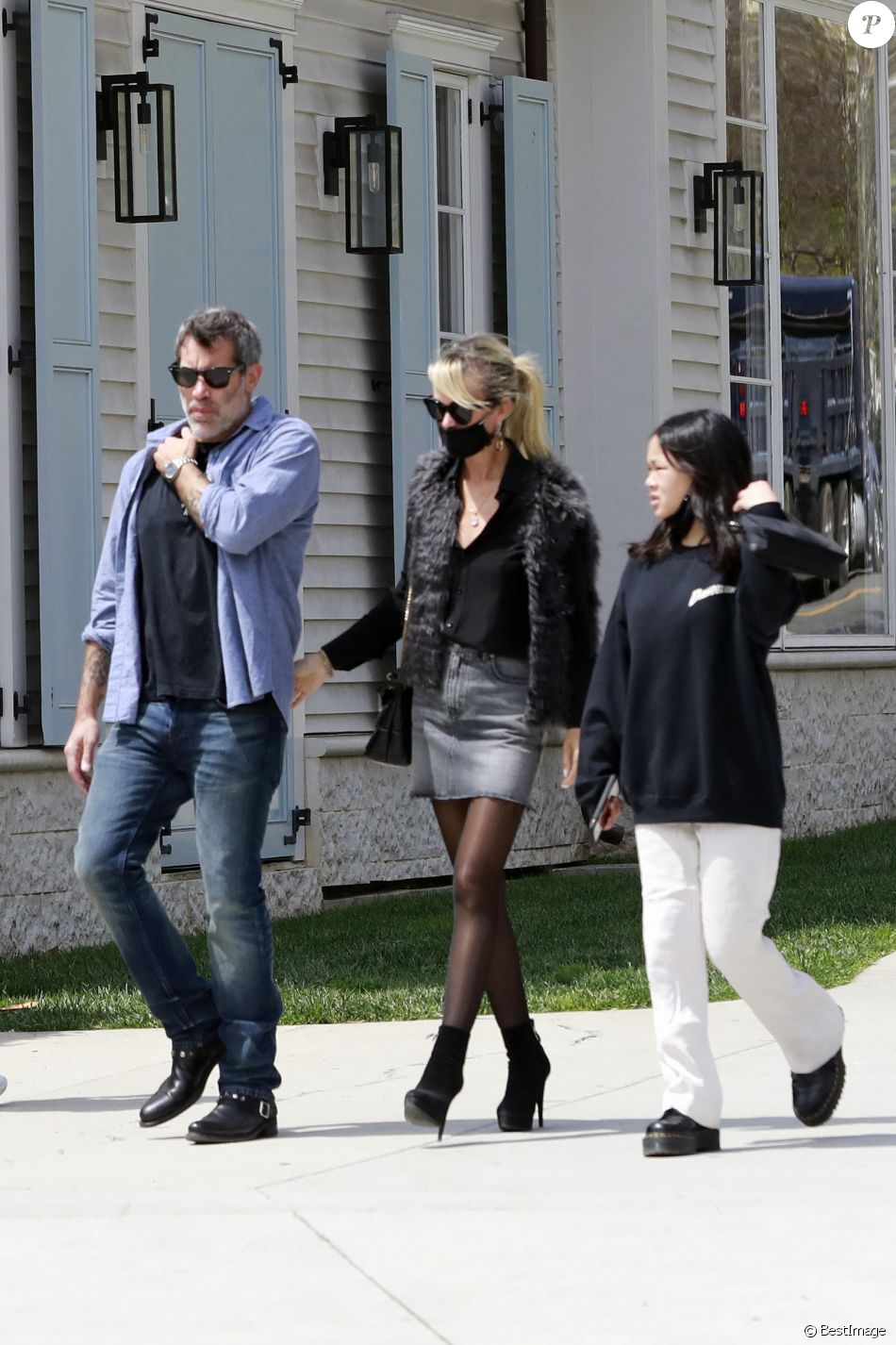 Exclusif - Laeticia Hallyday, Jalil Lespert et Joy se rendent dans leur nouvelle villa de Pacific Palisades pour superviser les préparatifs avec les architectes et décorateurs d'intérieur, pendant que des ouvriers s'occupent de refaire le trottoir devant la villa.