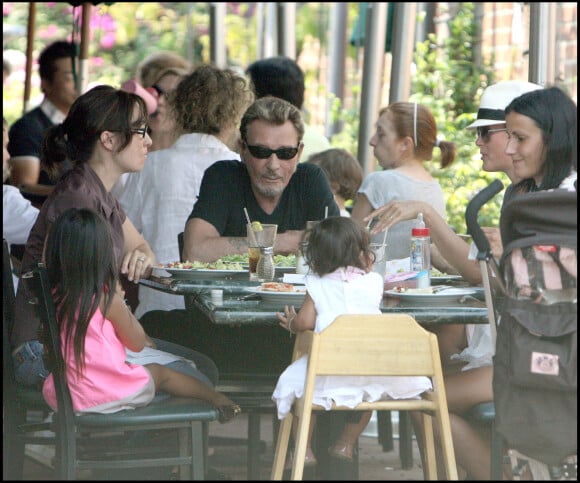 Johnny Hallyday, son épouse Laeticia et leurs filles Jade et Joy à Santa Monica, en 2009.