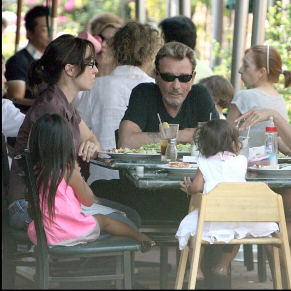 Johnny Hallyday, son épouse Laeticia et leurs filles Jade et Joy à Santa Monica, en 2009.