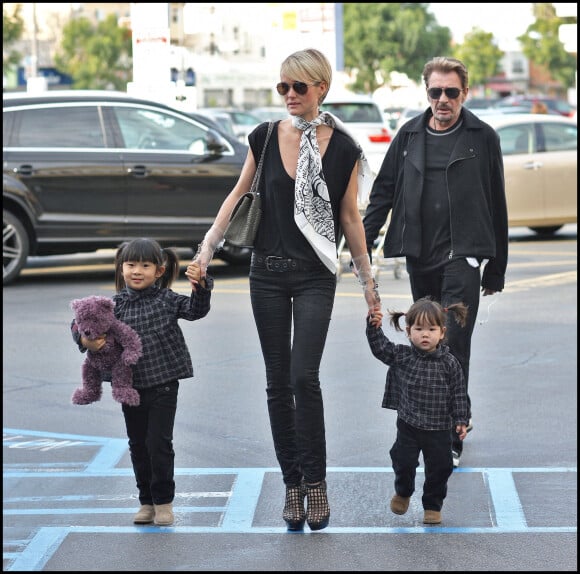 Laeticia Hallyday, Johnny et leurs filles Jade et Joy à Los Angeles, en 2010.