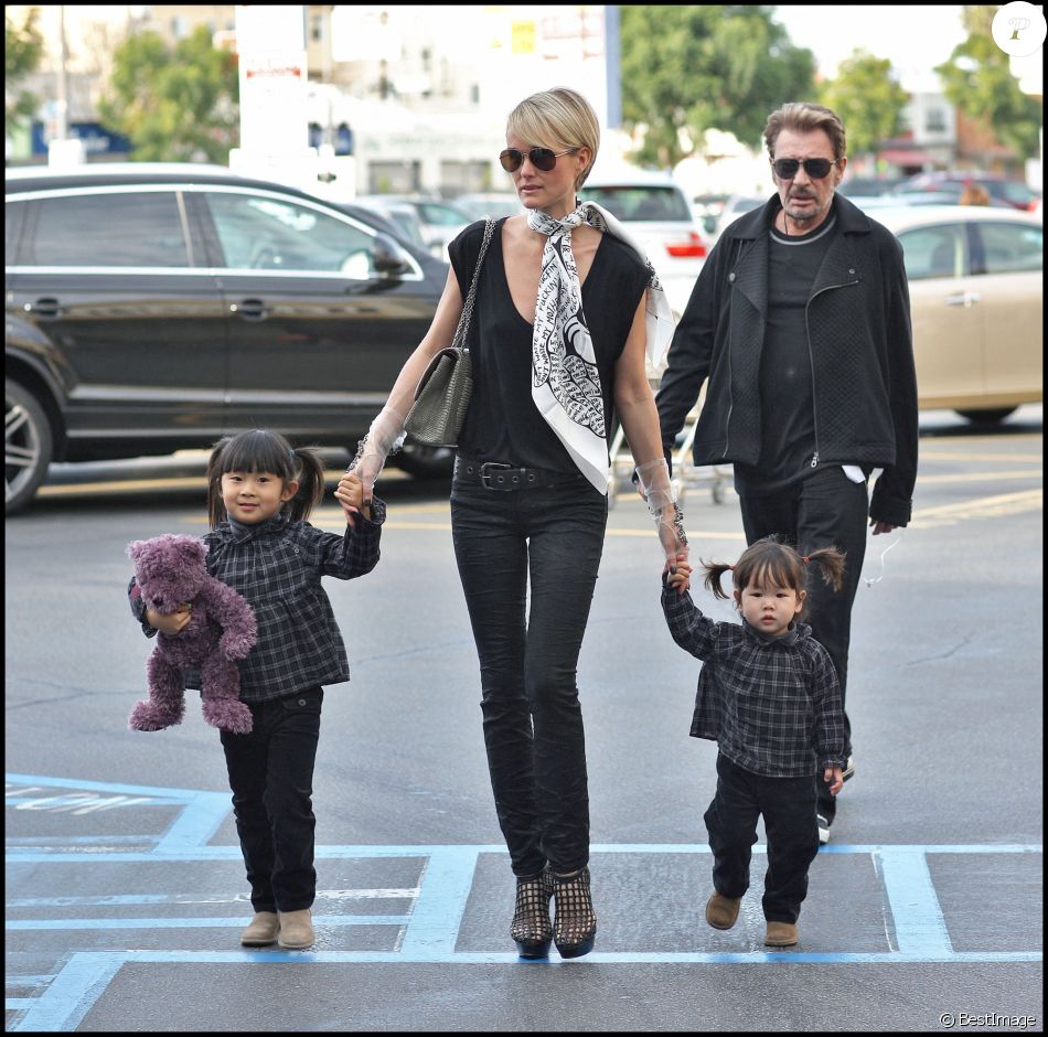 Laeticia Hallyday, Johnny et leurs filles Jade et Joy à Los Angeles, en 2010.