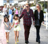 Johnny et Laeticia Hallyday avec leurs filles Jade et Joy à Pacific Palisades, Los Angeles, quatre ans avant le décès du rockeur.
