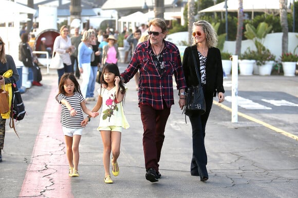 Johnny et Laeticia Hallyday avec leurs filles Jade et Joy à Pacific Palisades, Los Angeles, quatre ans avant le décès du rockeur.