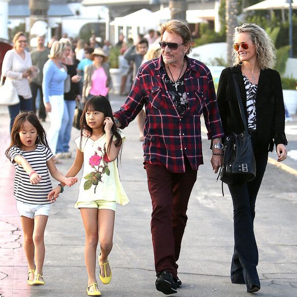 Johnny et Laeticia Hallyday avec leurs filles Jade et Joy à Pacific Palisades, Los Angeles, quatre ans avant le décès du rockeur.