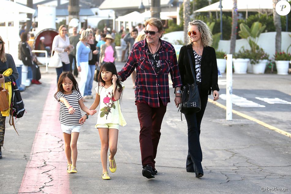 Johnny et Laeticia Hallyday avec leurs filles Jade et Joy à Pacific Palisades, Los Angeles, quatre ans avant le décès du rockeur.