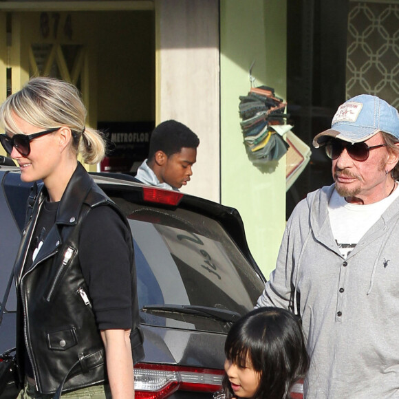 Johnny Hallyday, sa femme Laeticia, et leurs filles Jade et Joy se promenent a Pacific Palisades, Los Angeles, le 15 fevrier 2013.
